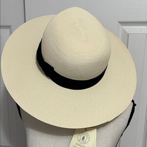 Chic Cream Wide-Brim Hat with Black Accent